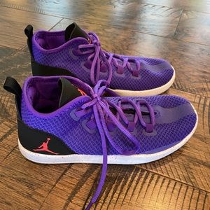 Jordan tennis shoes (Girls 5)